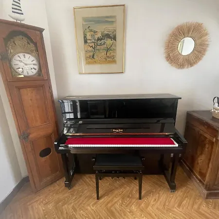 Bagatelle House Tatil Evi